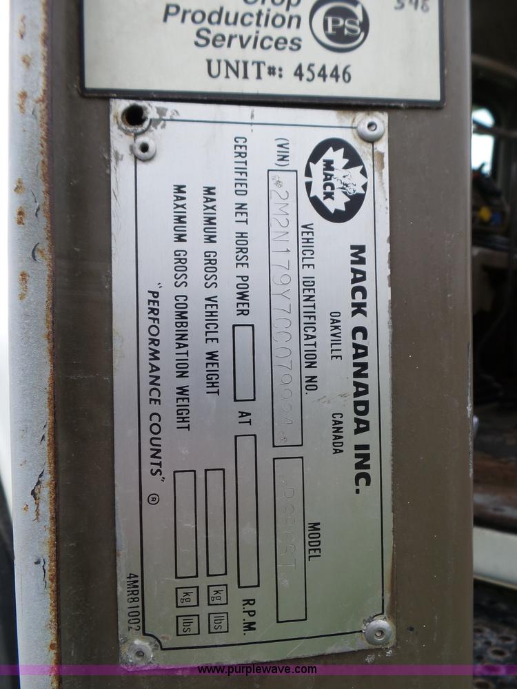 image for item L5040 1982 Mack R686ST truck cab and chassis