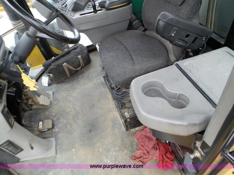 image for item L5042 2007 Ag-Chem RoGator 1074 SS self-propelled sprayer