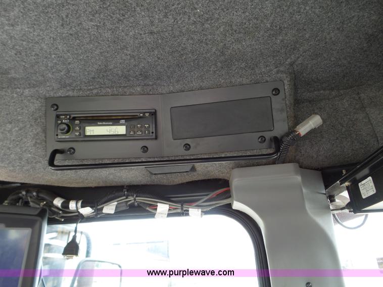 image for item L5042 2007 Ag-Chem RoGator 1074 SS self-propelled sprayer