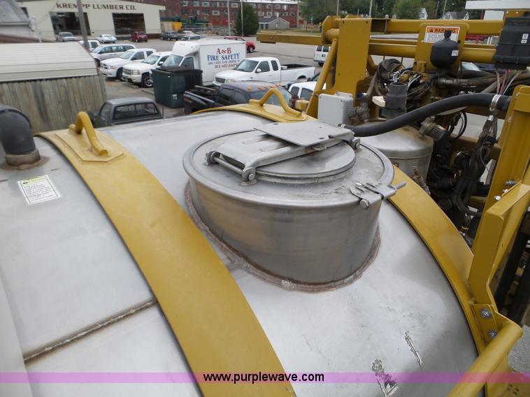 image for item L5042 2007 Ag-Chem RoGator 1074 SS self-propelled sprayer