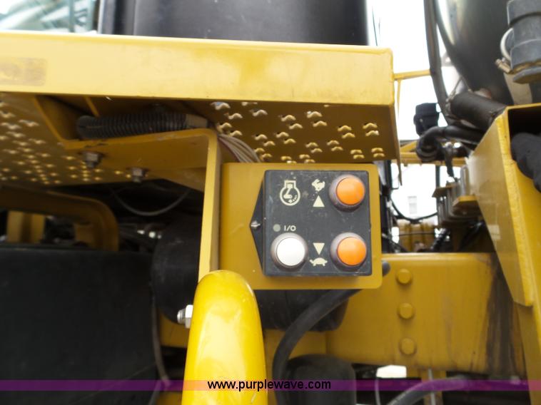 image for item L5042 2007 Ag-Chem RoGator 1074 SS self-propelled sprayer