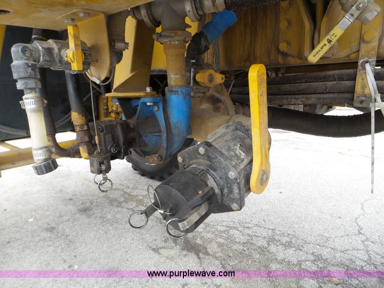 image for item L5042 2007 Ag-Chem RoGator 1074 SS self-propelled sprayer