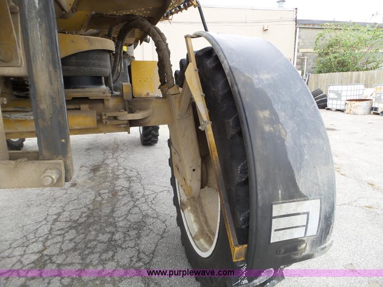 image for item L5042 2007 Ag-Chem RoGator 1074 SS self-propelled sprayer