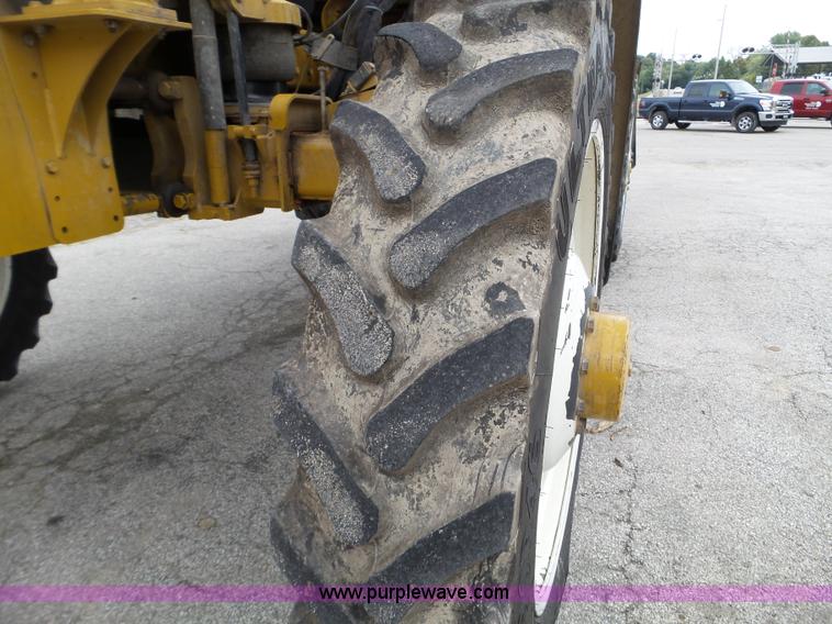 image for item L5042 2007 Ag-Chem RoGator 1074 SS self-propelled sprayer