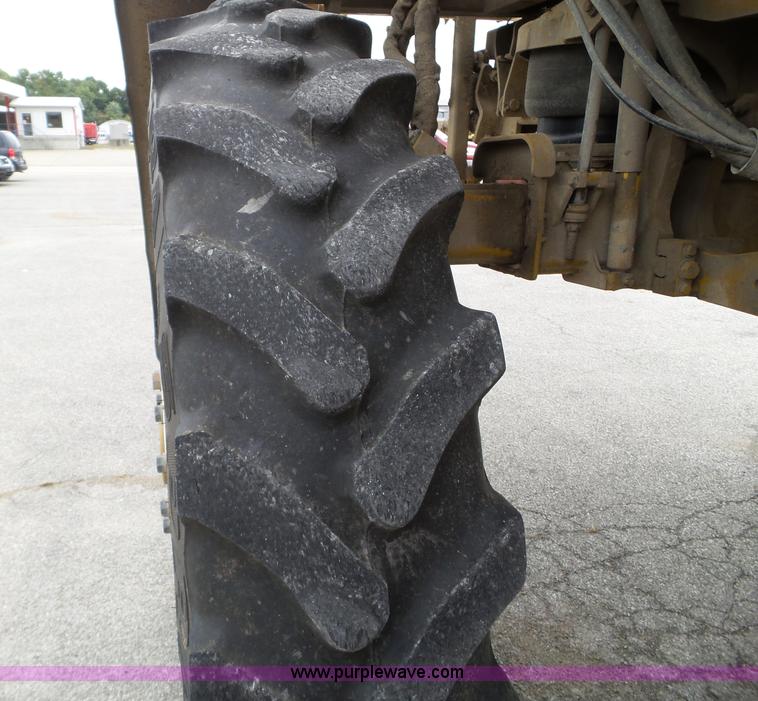 image for item L5042 2007 Ag-Chem RoGator 1074 SS self-propelled sprayer