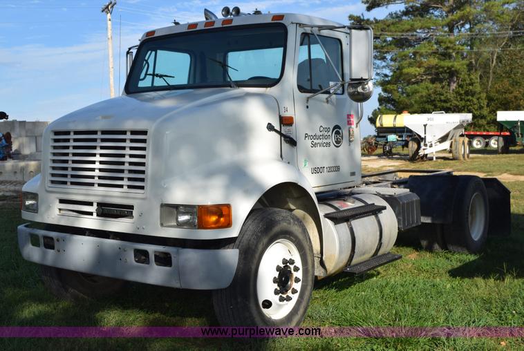 image for item L5044 2001 International 8100 truck cab and chassis