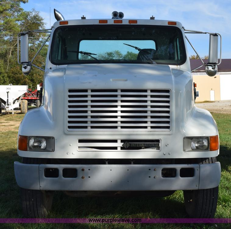 image for item L5044 2001 International 8100 truck cab and chassis