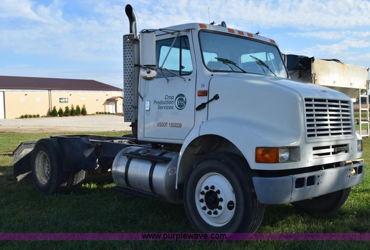 image for item L5044 2001 International 8100 truck cab and chassis