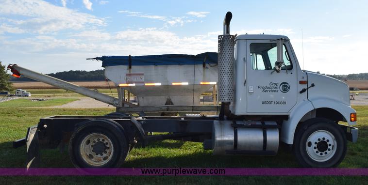 image for item L5044 2001 International 8100 truck cab and chassis