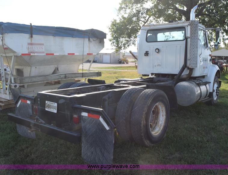 image for item L5044 2001 International 8100 truck cab and chassis