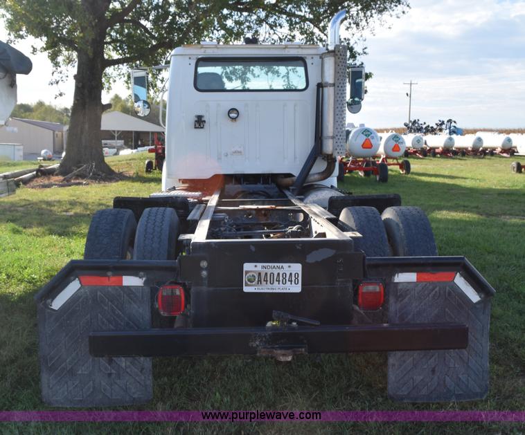 image for item L5044 2001 International 8100 truck cab and chassis