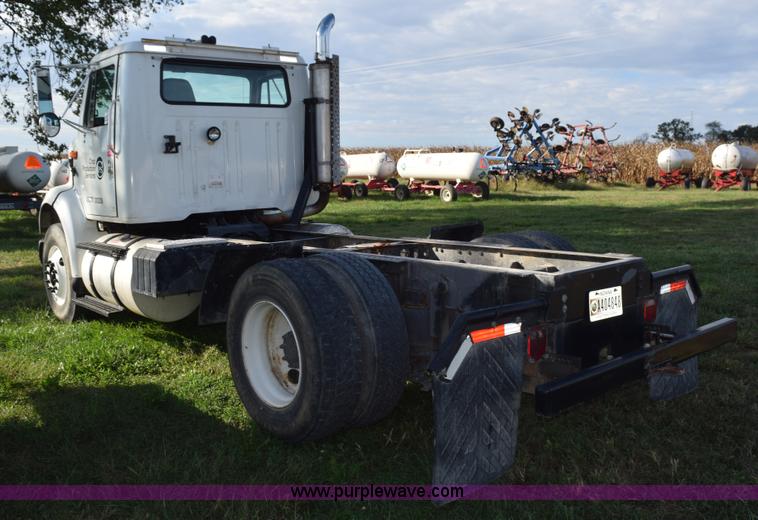 image for item L5044 2001 International 8100 truck cab and chassis