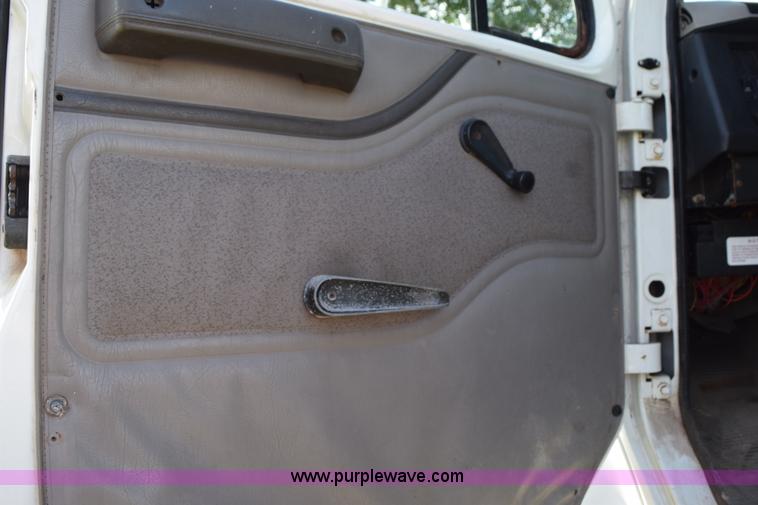 image for item L5044 2001 International 8100 truck cab and chassis