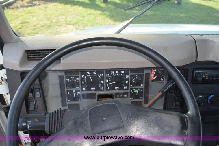 image for item L5044 2001 International 8100 truck cab and chassis