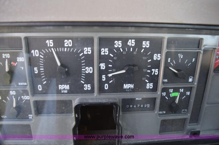 image for item L5044 2001 International 8100 truck cab and chassis