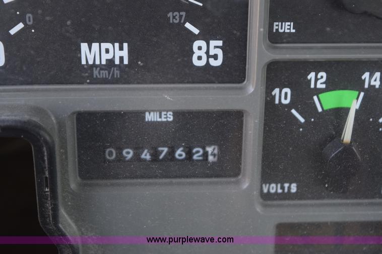 image for item L5044 2001 International 8100 truck cab and chassis