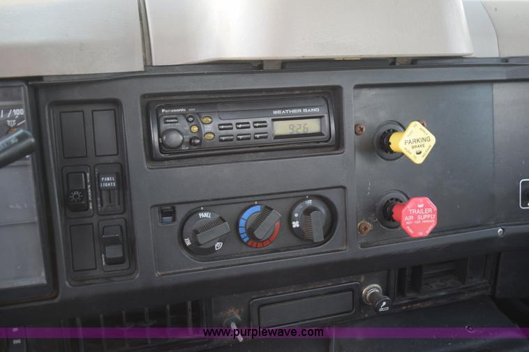 image for item L5044 2001 International 8100 truck cab and chassis