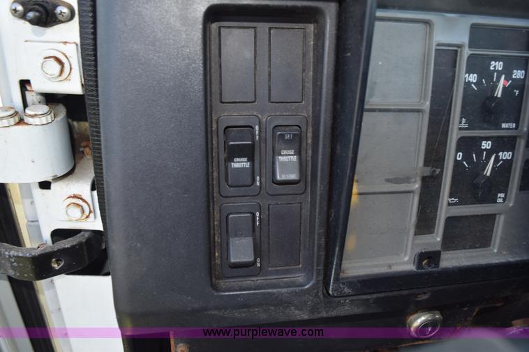 image for item L5044 2001 International 8100 truck cab and chassis