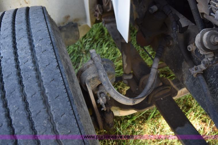 image for item L5044 2001 International 8100 truck cab and chassis