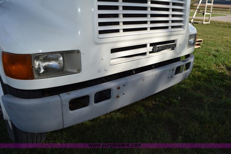 image for item L5044 2001 International 8100 truck cab and chassis