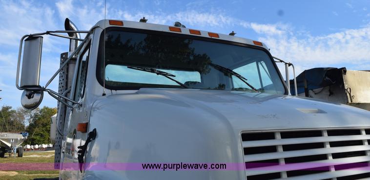 image for item L5044 2001 International 8100 truck cab and chassis