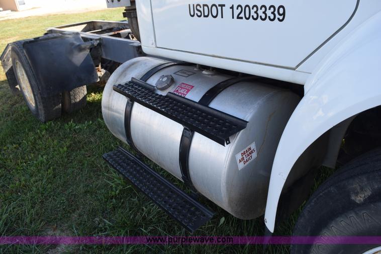 image for item L5044 2001 International 8100 truck cab and chassis