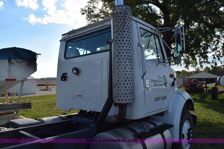 image for item L5044 2001 International 8100 truck cab and chassis