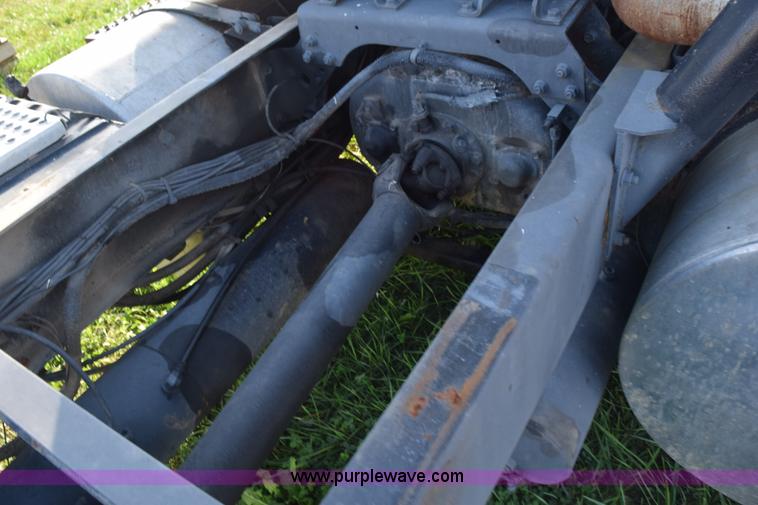 image for item L5044 2001 International 8100 truck cab and chassis