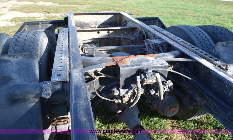 image for item L5044 2001 International 8100 truck cab and chassis
