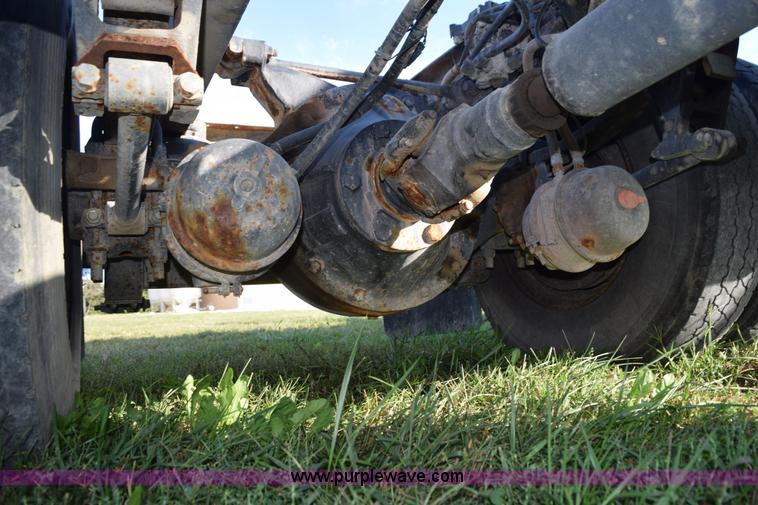 image for item L5044 2001 International 8100 truck cab and chassis