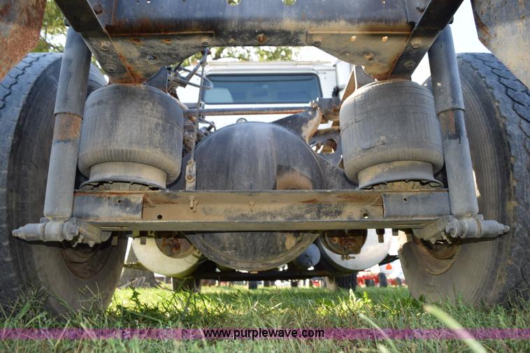 image for item L5044 2001 International 8100 truck cab and chassis