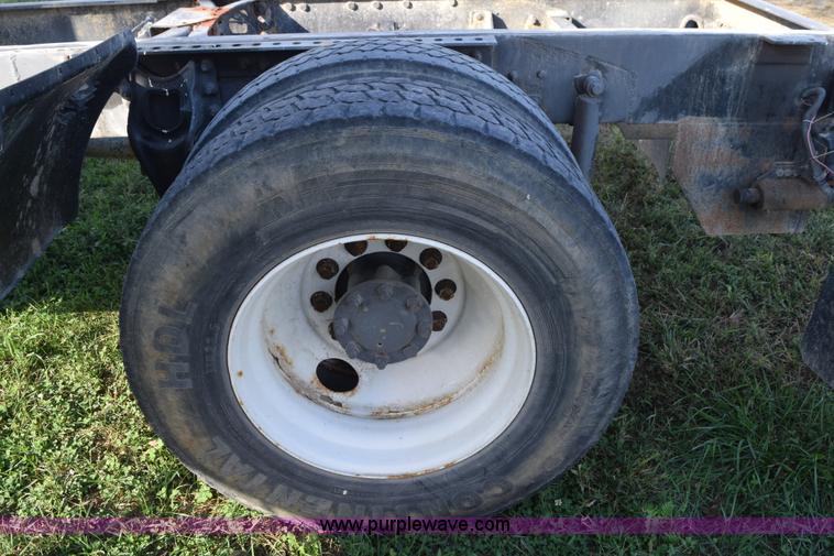 image for item L5044 2001 International 8100 truck cab and chassis