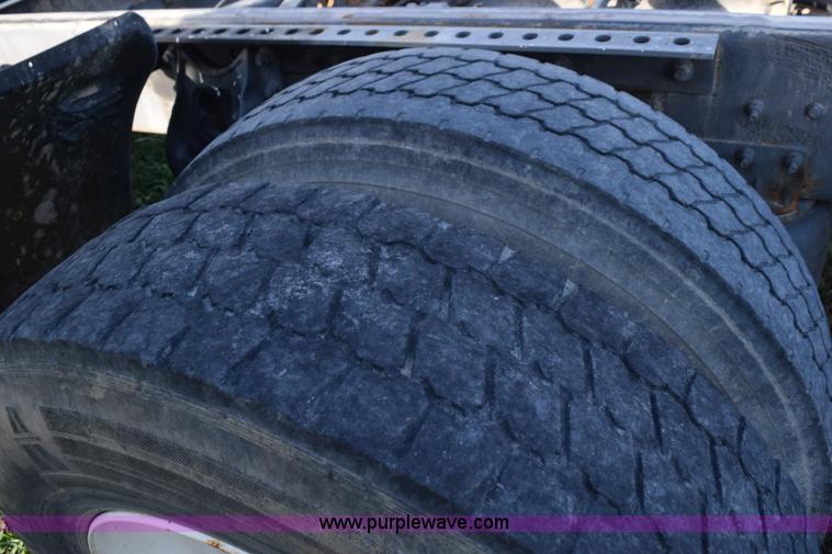 image for item L5044 2001 International 8100 truck cab and chassis