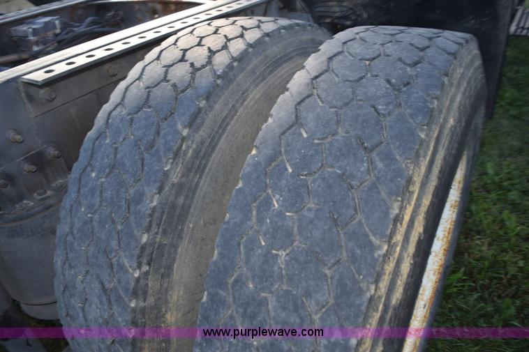 image for item L5044 2001 International 8100 truck cab and chassis