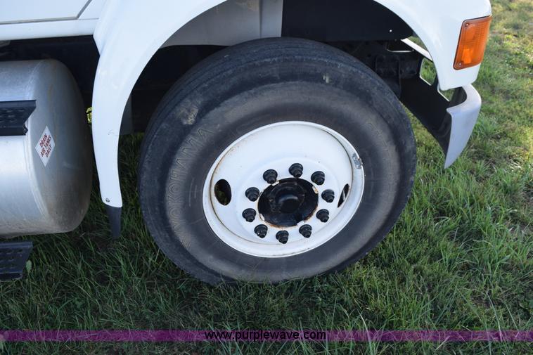 image for item L5044 2001 International 8100 truck cab and chassis