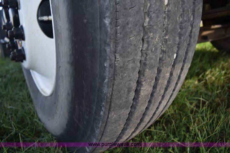 image for item L5044 2001 International 8100 truck cab and chassis