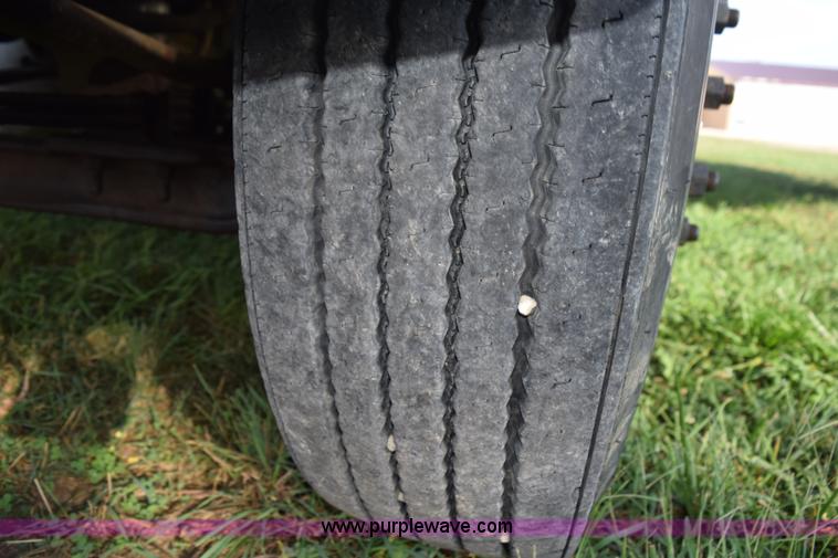 image for item L5044 2001 International 8100 truck cab and chassis