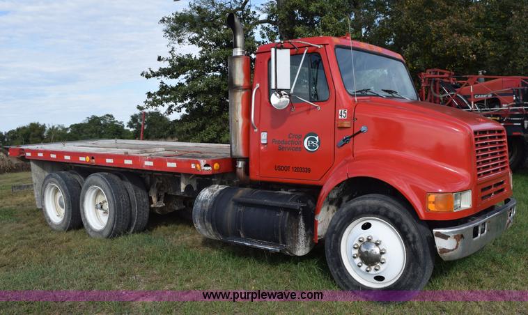image for item L5052 1992 International 8100 flatbed truck