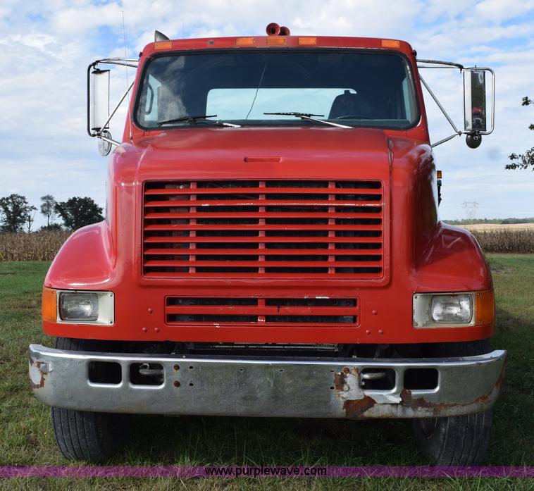 image for item L5052 1992 International 8100 flatbed truck
