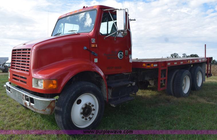 image for item L5052 1992 International 8100 flatbed truck