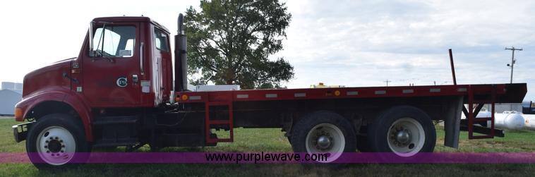 image for item L5052 1992 International 8100 flatbed truck