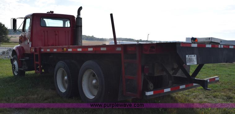 image for item L5052 1992 International 8100 flatbed truck