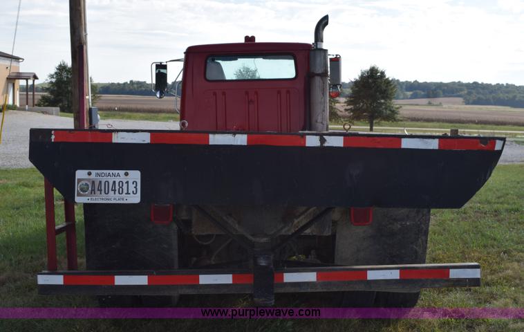 image for item L5052 1992 International 8100 flatbed truck