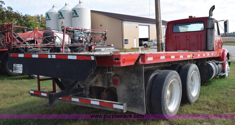 image for item L5052 1992 International 8100 flatbed truck