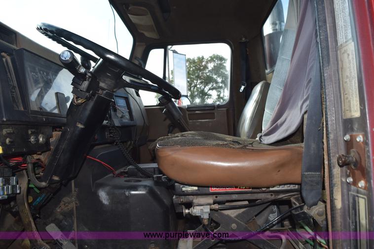 image for item L5052 1992 International 8100 flatbed truck