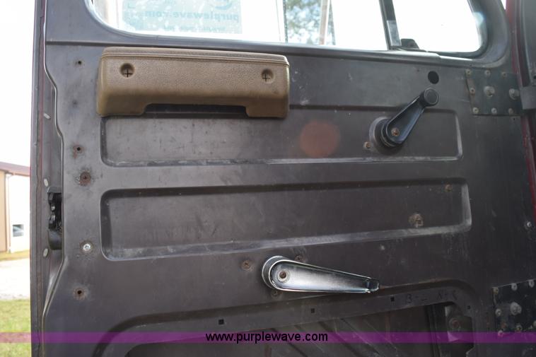 image for item L5052 1992 International 8100 flatbed truck