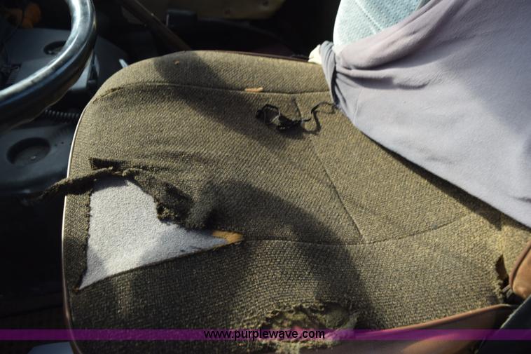 image for item L5052 1992 International 8100 flatbed truck