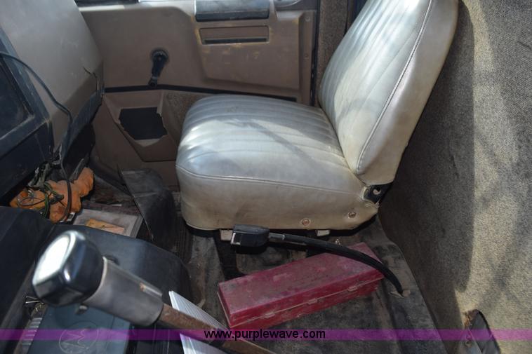 image for item L5052 1992 International 8100 flatbed truck