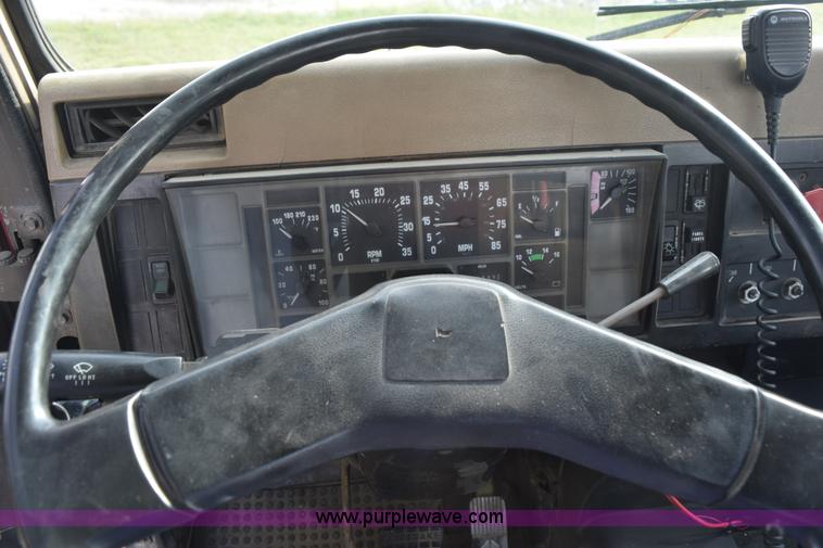 image for item L5052 1992 International 8100 flatbed truck