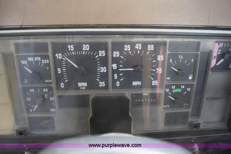 image for item L5052 1992 International 8100 flatbed truck